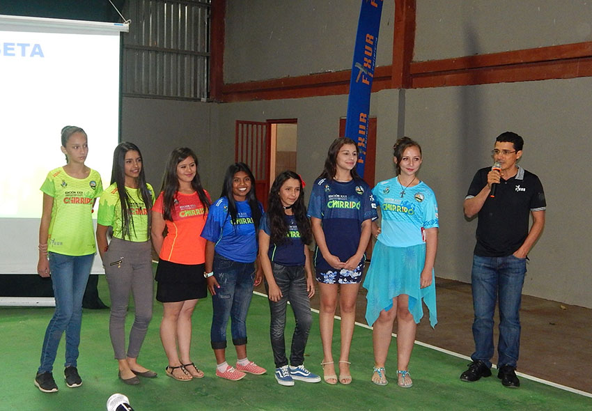 Las muchachas muestran las camisetas con temas emblemáticos de la XXIX Carrera al Chirripó