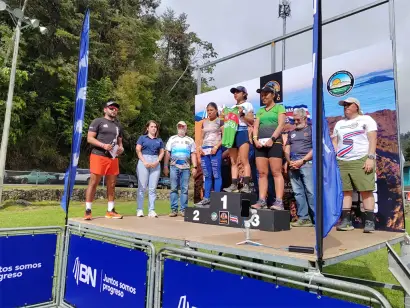 Ganadores en el podio con patrocinadores
