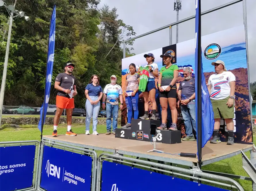 Ganadores en el podio con patrocinadores