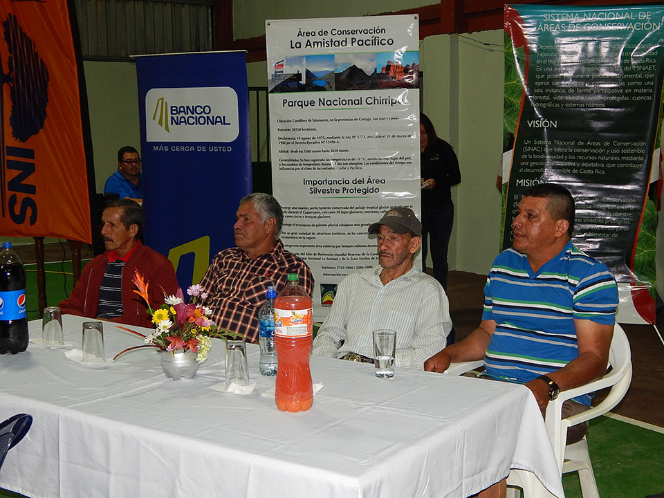Representantes en la mesa principal durante el evento
