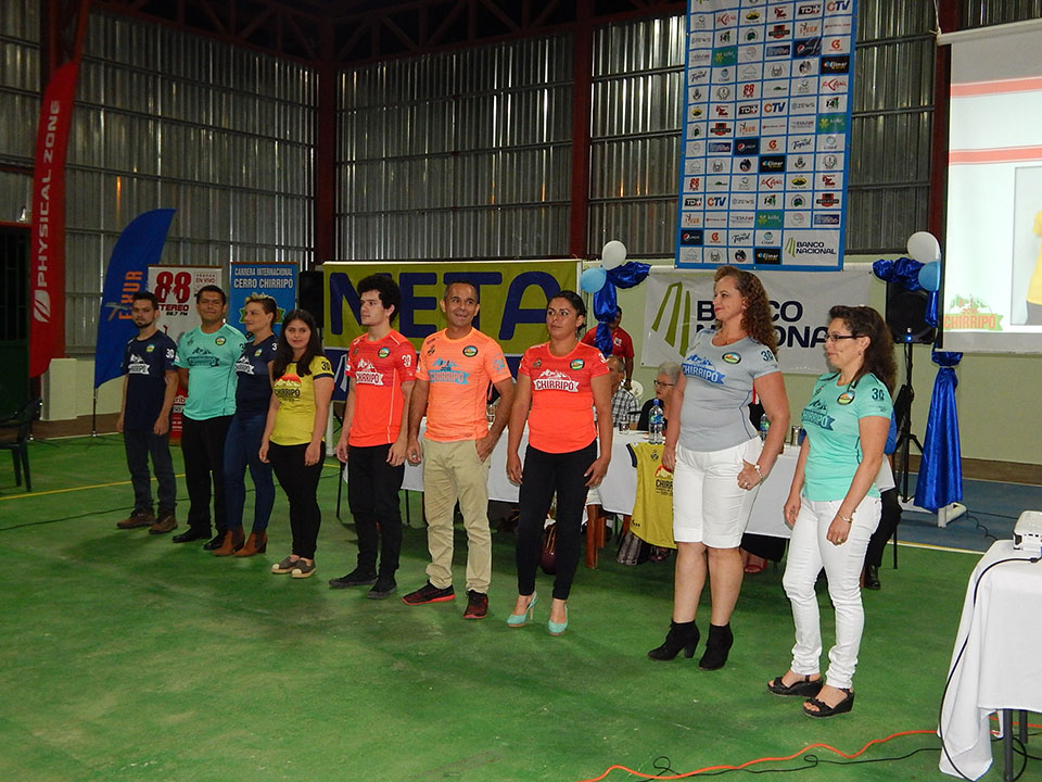 Personas de la Carrera Internacional Cerro Chirripó durante una presentación del evento.