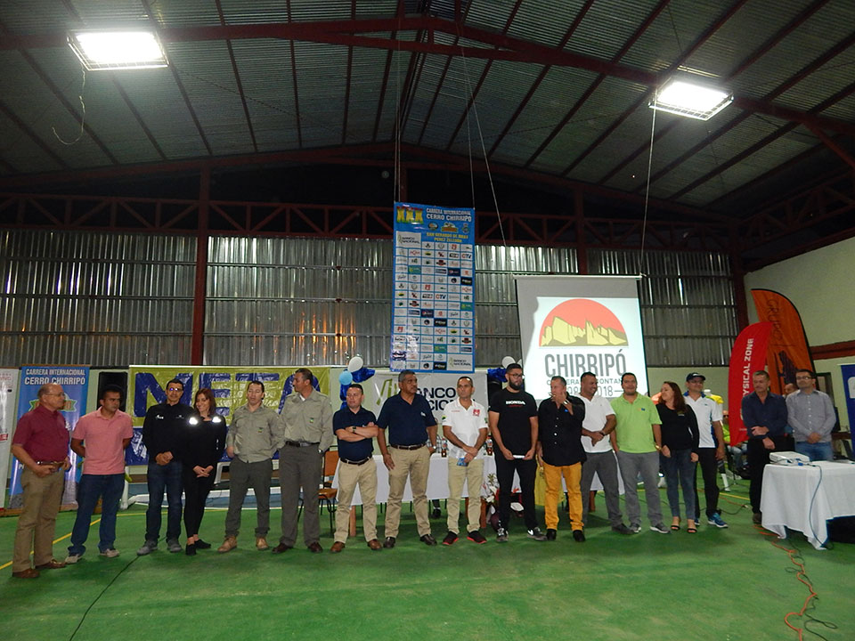 Representantes y participantes durante la presentación de la Carrera Internacional Cerro Chirripó.