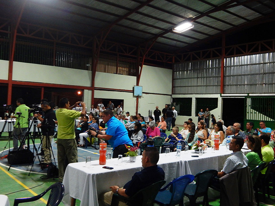 Personas asistentes a conferencia de prensa para homenaje a artífices de la carrera