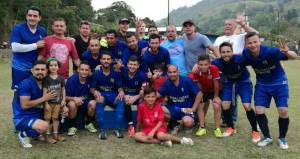 Miembros de equipo posando con amigos e hijos