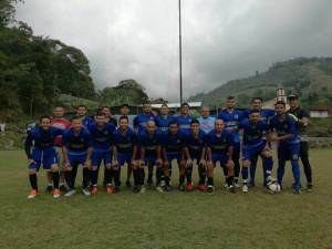Equipo de futbol posando antes de partido