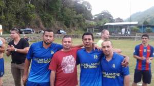 3 miembros de un equipo de futbol posando con un amio