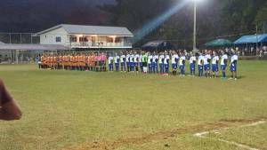 Dos equipos y arbitro alineaos en la cancha