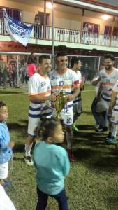 Dos miembros de un equipo posando con trofeo