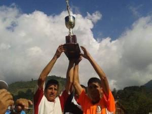 Dos personas levantando un trofeo