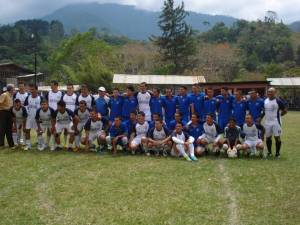 Dos equipos de futbol posando juntos