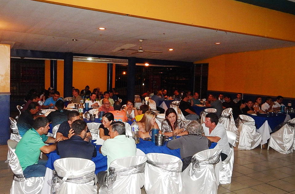 Personas asistentes a cena de cierre de la edición XXX de la Carrera de Montaña al Cerro Chirripó