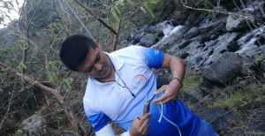 Representante radio sinai revisando dispositivo en la naturaleza