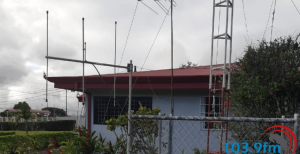 Edificio gris de radio sinai
